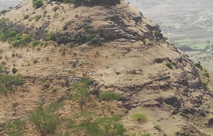 The death of a young man after falling from a hill | हिंगोली जिल्ह्यातील युवकाचा डोंगरकड्यावरून पडून मृत्यू  The death of a young man after falling from a hill | हिंगोली जिल्ह्यातील युवकाचा डोंगरकड्यावरून पडून मृत्यू