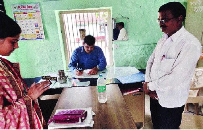 Chaos in education institutes! : Visits to schools in Phaltan | शिक्षण संस्थांत अनागोंदी कारभार! : फलटणमधील शाळांना भेटी