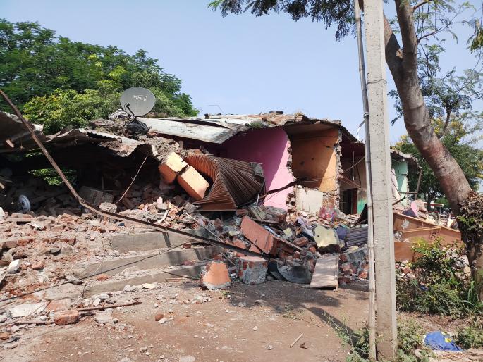 Lonand: Container entry into commercial complex in Padegaon: Lack of millions of rupees in nine storey slums: Survival of life | लोणंद : पाडेगाव येथे व्यापारी संकुलात कंटेनर घुसला: नऊ दुकान गाळे जमीनदोस्त लाखोंचे नुकसान :  Lonand: Container entry into commercial complex in Padegaon: Lack of millions of rupees in nine storey slums: Survival of life | लोणंद : पाडेगाव येथे व्यापारी संकुलात कंटेनर घुसला: नऊ दुकान गाळे जमीनदोस्त लाखोंचे नुकसान :