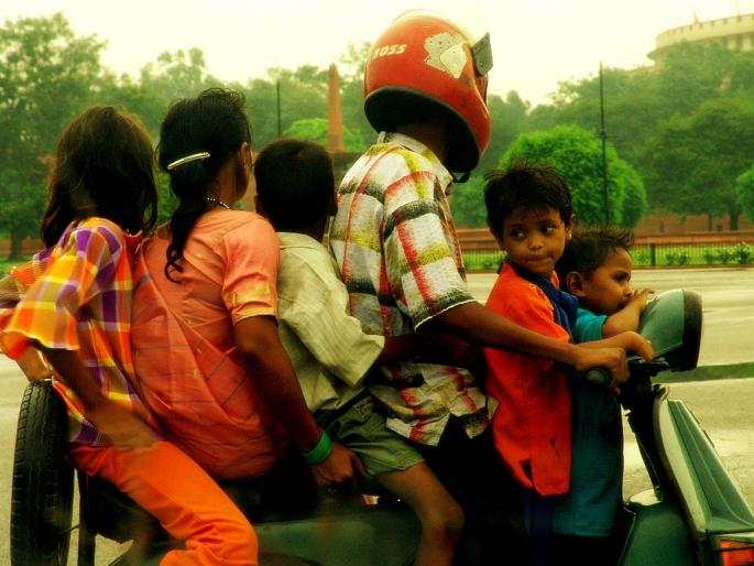 The number of passengers on the bike should not be more than two | दुचाकीवरील प्रवाशांची संख्या दोनपेक्षा जास्त नकोच