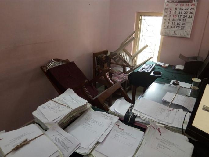 Run roits in the Nagpur family court by harassed husband | त्रस्त नवरोबाचा नागपूरच्या कौटुंबिक न्यायालयात हैदोस Run roits in the Nagpur family court by harassed husband | त्रस्त नवरोबाचा नागपूरच्या कौटुंबिक न्यायालयात हैदोस