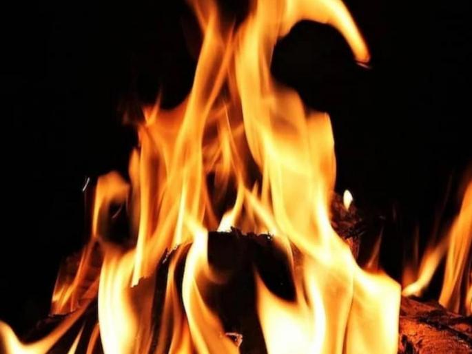 Uttar Pradesh Crime News: An angry husband set himself on fire after a fight with his wife, and ran down the street with his burning body. Finally... | पत्नीसोबत भांडण, संतापलेल्या पतीने स्वत:ला घेतलं पेटवून, जळत्या अंगानिशी रस्त्यावर धावला, अखेर... Uttar Pradesh Crime News: An angry husband set himself on fire after a fight with his wife, and ran down the street with his burning body. Finally... | पत्नीसोबत भांडण, संतापलेल्या पतीने स्वत:ला घेतलं पेटवून, जळत्या अंगानिशी रस्त्यावर धावला, अखेर...