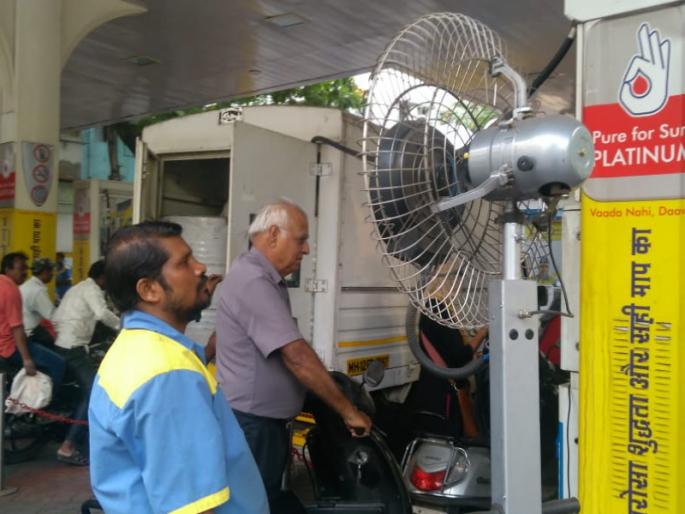 customer get cold brezee on punes petrol pump | पुण्यातील या पेट्राेल पंपावर पेट्राेल साेबत मिळते थंडगार हवा customer get cold brezee on punes petrol pump | पुण्यातील या पेट्राेल पंपावर पेट्राेल साेबत मिळते थंडगार हवा