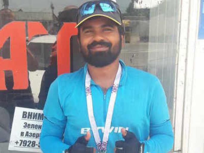 He reached the Russia for meet Messi | जबरा फॅन! मेस्सीला भेटण्यासाठी त्याने सायकलवरून गाठले रशिया    He reached the Russia for meet Messi | जबरा फॅन! मेस्सीला भेटण्यासाठी त्याने सायकलवरून गाठले रशिया