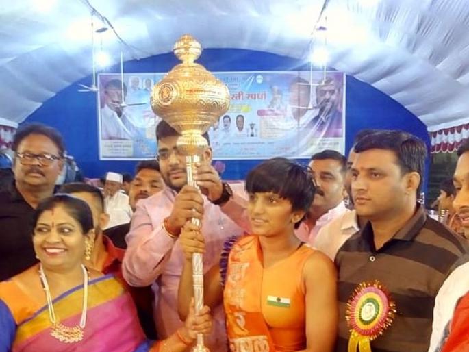 Bhagyashree Fand wins Chandrapur Mayor Wrestling Cup | श्रीगोंद्याच्या भाग्यश्री फंडने जिंकला चंद्रपूर महापौर कुस्ती चषक