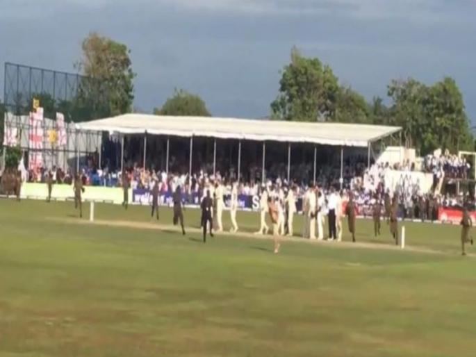fan came without clothes inside ground during sri lanka vs england match | क्रिकेट सामन्यात कपडे काढून तो धावला, सुरक्षा रक्षकांना पळ पळ पळवलं
