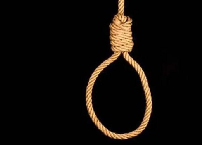 young man commits suicide by hanging | तरुणाने गळफास घेत जीवन संपवले; एकाच कुटुंबातील तिसऱ्या आत्महत्येने हातगाव हादरले