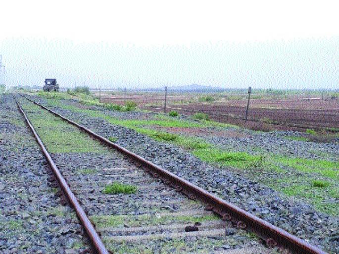 project-affected farmers Waiting for 'certificates', land given for the RCF project | प्रकल्पग्रस्त शेतकऱ्यांना ‘दाखल्यां’ची प्रतीक्षा,आरसीएफ प्रकल्पातील रेल्वे मार्गासाठी दिली जमीन project-affected farmers Waiting for 'certificates', land given for the RCF project | प्रकल्पग्रस्त शेतकऱ्यांना ‘दाखल्यां’ची प्रतीक्षा,आरसीएफ प्रकल्पातील रेल्वे मार्गासाठी दिली जमीन