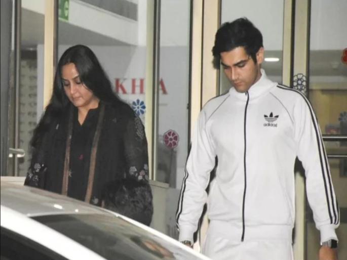 Remember Actress Farah Naaz? She Was Spotted outside shabana azmi's hospital | नव्वदीतील या अभिनेत्रीत झालाय प्रचंड बदल, शबाना आझमी यांच्यासोबत आहे हे नाते Remember Actress Farah Naaz? She Was Spotted outside shabana azmi's hospital | नव्वदीतील या अभिनेत्रीत झालाय प्रचंड बदल, शबाना आझमी यांच्यासोबत आहे हे नाते