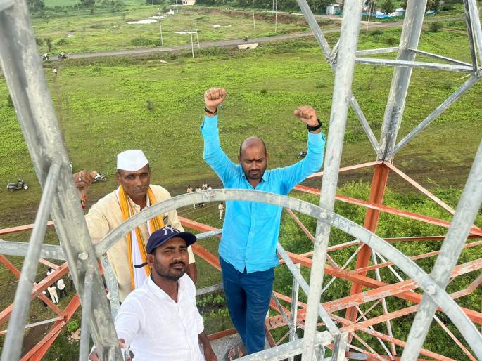 Farmers climbed mobile towers to demand relief from heavy rains, loan waiver | अतिवृष्टीची मदत, सरसकट कर्जमाफीच्या मागणीसाठी शेतकरी चढले मोबाईल टॉवरवर Farmers climbed mobile towers to demand relief from heavy rains, loan waiver | अतिवृष्टीची मदत, सरसकट कर्जमाफीच्या मागणीसाठी शेतकरी चढले मोबाईल टॉवरवर