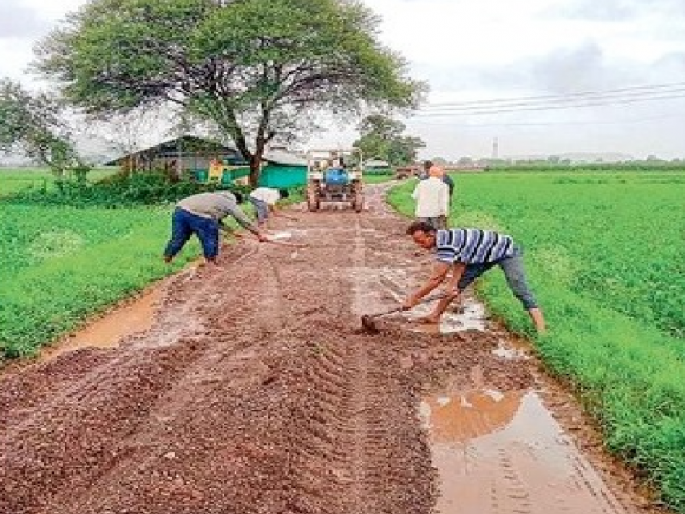 Two km from the farmers at their own expense. Road repair | शेतकऱ्यांकडून स्वखर्चातून दोन कि.मी. रस्त्याची दुरुस्ती Two km from the farmers at their own expense. Road repair | शेतकऱ्यांकडून स्वखर्चातून दोन कि.मी. रस्त्याची दुरुस्ती