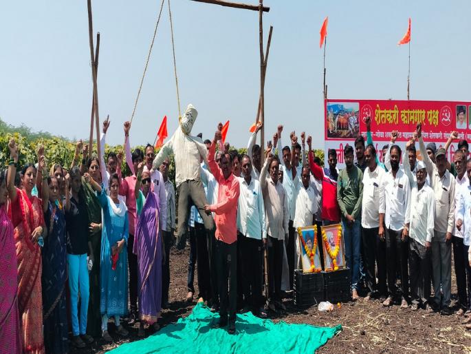 Demanding the cancellation of the 'Shaktipith' highway, affected farmers in Sangli district protested the government's policy and hanged a symbolic statue of the government policy | Sangli: ‘शक्तिपीठ’ रद्दसाठी शेतकऱ्यांनी आवळली वज्रमूठ, शासन धोरणाच्या प्रतीकात्मक पुतळ्याला दिली फाशी Demanding the cancellation of the 'Shaktipith' highway, affected farmers in Sangli district protested the government's policy and hanged a symbolic statue of the government policy | Sangli: ‘शक्तिपीठ’ रद्दसाठी शेतकऱ्यांनी आवळली वज्रमूठ, शासन धोरणाच्या प्रतीकात्मक पुतळ्याला दिली फाशी