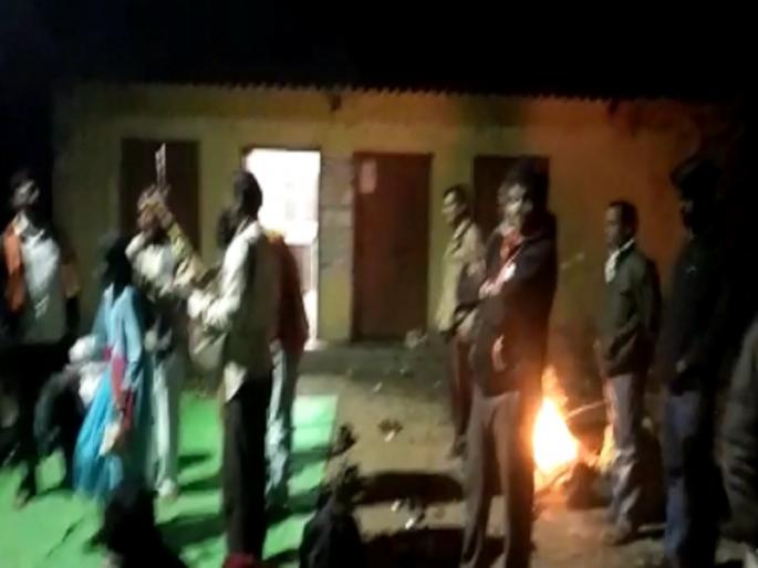 Overnight sit-in agitation of farmers for water; The determination to unite with the fire | पाण्यासाठी शेतकऱ्यांचे रात्रभर ठिय्या आंदोलन; शेकोटीच्या साथीने एकीचा निर्धार Overnight sit-in agitation of farmers for water; The determination to unite with the fire | पाण्यासाठी शेतकऱ्यांचे रात्रभर ठिय्या आंदोलन; शेकोटीच्या साथीने एकीचा निर्धार