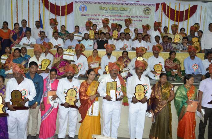 Farmers should now get development through experimental farming, and Sittaram Mhetre's opinion, distribution of excellent Gopalak, Krishi Mitra Prize in Solapur district | शेतकºयांनी आता प्रयोगशील शेतीद्वारे विकास साधणे गरजेचे,  आ़ सिद्धाराम म्हेत्रे यांचे मत, सोलापूर जिल्ह्यातील उत्कृष्ट गोपालक, कृ षीनिष्ठ, कृषीमित्र पुरस्कारांचे वितरण