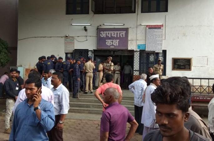 Six farmers consume poison in upper district collector's cabin in Akola | अधिग्रहित केलेल्या जमीनीचा मोबदला कमी मिळाला म्हणून पाच शेतकऱ्यांनी घेतला विषाचा घोट