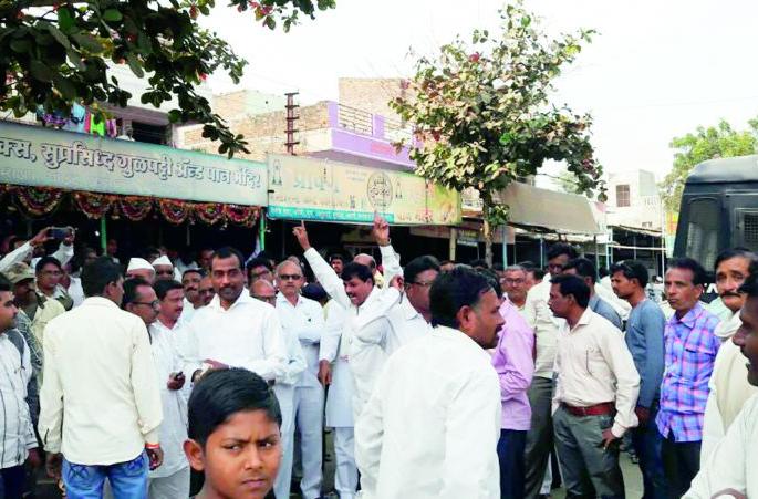 Akola: Workers of the peasant, farmer organization detained! | अकोला : शेकाप, शेतकरी संघटनेचे कार्यकर्ते स्थानबद्ध! Akola: Workers of the peasant, farmer organization detained! | अकोला : शेकाप, शेतकरी संघटनेचे कार्यकर्ते स्थानबद्ध!