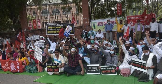 The voice of the farmers echoed in the constitution wheel | संविधान चौकातही निनादला शेतकऱ्यांचा आवाज 