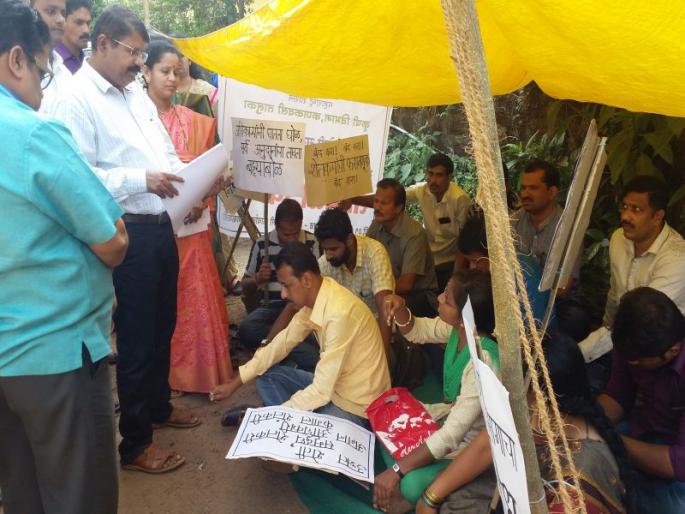 Chain fasting of farmers against Kankavali Agriculture Department | कणकवली कृषी विभागाविरोधात शेतकऱ्यांचे साखळी उपोषण Chain fasting of farmers against Kankavali Agriculture Department | कणकवली कृषी विभागाविरोधात शेतकऱ्यांचे साखळी उपोषण