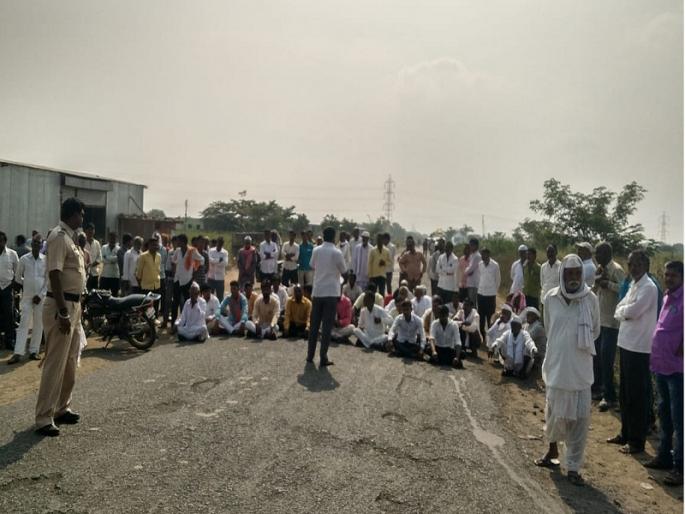 swabhimani shetkari sanghtana's rastaroko demanding debt forgiveness and crop insurance for farmer | कर्जमाफी व पीक विम्यासाठी स्वाभिमानी शेतकरी संघटनेचा रास्ता रोको