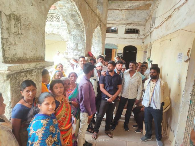 Akola: Heavy rain survey wrong; Dabki villagers strike at tehsil office | Akola: अतिवृष्टीचा सर्व्हे चुकीचा; डाबकी गावकऱ्यांची तहसील कार्यालयात धडक Akola: Heavy rain survey wrong; Dabki villagers strike at tehsil office | Akola: अतिवृष्टीचा सर्व्हे चुकीचा; डाबकी गावकऱ्यांची तहसील कार्यालयात धडक