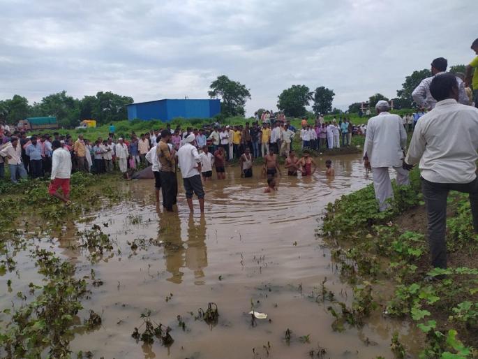 Farmer dies in lake while saving buffalo | म्हशीला वाचविताना शेतकऱ्याचाही तलावात बुडून मृत्यू Farmer dies in lake while saving buffalo | म्हशीला वाचविताना शेतकऱ्याचाही तलावात बुडून मृत्यू