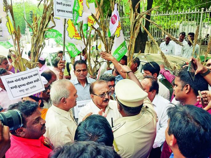 Farmers carrying decayed produced to the Collector's Office | सडलेला शेतमाल घेऊन शेतकरी जिल्हाधिकारी कार्यालयावर