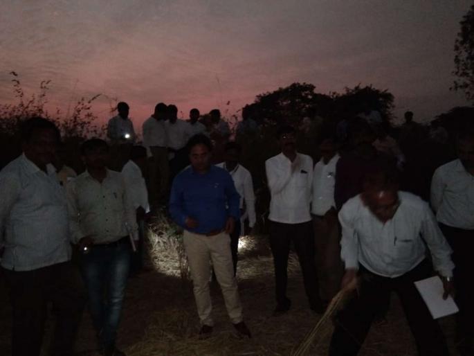 Central squad officers inspect agricultural damage in mobile light | केंद्रीय पथकातील अधिकाऱ्यांनी मोबाईलच्या प्रकाशात केली शेतीच्या नुकसानीची पाहणी Central squad officers inspect agricultural damage in mobile light | केंद्रीय पथकातील अधिकाऱ्यांनी मोबाईलच्या प्रकाशात केली शेतीच्या नुकसानीची पाहणी