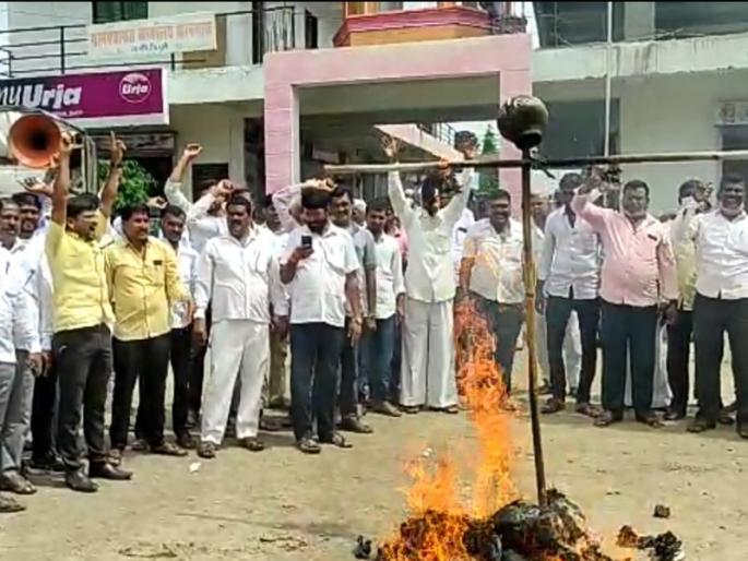 Farmers' bombing agitation against MSEDCL in Daund's Kangaon; The statue of the energy minister was burnt | दौंडच्या कानगांवात महावितरणच्या विरोधात शेतकऱ्यांचे बोंबाबोंब आंदोलन; ऊर्जामंत्र्यांचा पुतळा जाळला Farmers' bombing agitation against MSEDCL in Daund's Kangaon; The statue of the energy minister was burnt | दौंडच्या कानगांवात महावितरणच्या विरोधात शेतकऱ्यांचे बोंबाबोंब आंदोलन; ऊर्जामंत्र्यांचा पुतळा जाळला