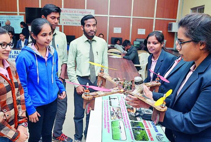 Egg-hating 'incubators' and spraying drones | अंडी उबवणारे 'इनक्युबेटर' अन् फवारणी करणारे ड्रोन Egg-hating 'incubators' and spraying drones | अंडी उबवणारे 'इनक्युबेटर' अन् फवारणी करणारे ड्रोन