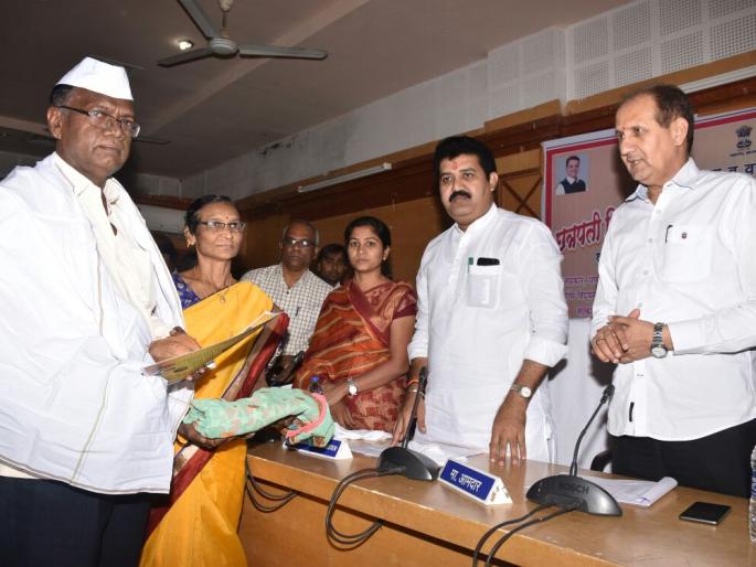 Felicitated 50 farmers eligible for the loan waiver! | कर्जमाफीस पात्र ठरलेल्या ५० शेतकºयांचा सत्कार! Felicitated 50 farmers eligible for the loan waiver! | कर्जमाफीस पात्र ठरलेल्या ५० शेतकºयांचा सत्कार!
