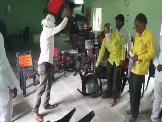 Swabhimani Shetkari Sanghatana vandalized the agriculture office | स्वाभिमानी शेतकरी संघटनेने केली कृषी कार्यालयात तोडफोड Swabhimani Shetkari Sanghatana vandalized the agriculture office | स्वाभिमानी शेतकरी संघटनेने केली कृषी कार्यालयात तोडफोड