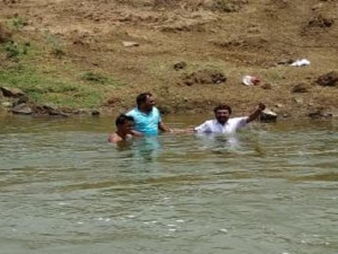 Farmers jalsamadhi movement for agricultural water supply | शेतीसाठीच्या पाण्यासाठी कालव्यात उतरून शेतकऱ्यांचे जलसमाधी आंदोलन Farmers jalsamadhi movement for agricultural water supply | शेतीसाठीच्या पाण्यासाठी कालव्यात उतरून शेतकऱ्यांचे जलसमाधी आंदोलन