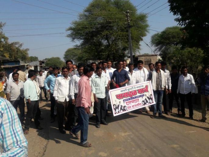 Farmers of the Falgun are on the office of sub-divisional officers! | कारंज्यातील शेतकरी धडकले उपविभागीय अधिका-यांच्या कार्यालयावर! Farmers of the Falgun are on the office of sub-divisional officers! | कारंज्यातील शेतकरी धडकले उपविभागीय अधिका-यांच्या कार्यालयावर!