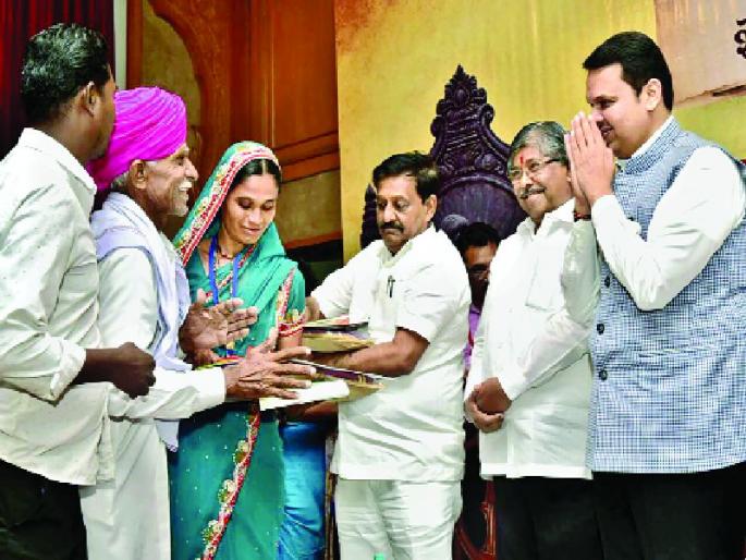  Loose debt to eight lakh farmers, debt-free, certified certificates, and all the farmers settling the criteria | साडेआठ लाख शेतकरी कर्जमुक्त, मुख्यमंत्र्यांनी दिली प्रमाणपत्रे, निकषात बसणा-या सर्व शेतक-यांना कर्जमाफी