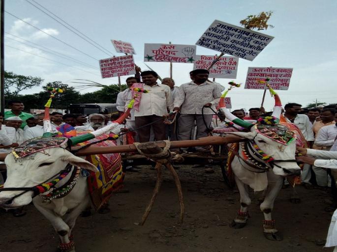 Farmers of Majalgaon took out the bullock cart morcha on Tehsil | माजलगावात शेतकऱ्यांनी काढला तहसीलवर बैलगाडी मोर्चा   Farmers of Majalgaon took out the bullock cart morcha on Tehsil | माजलगावात शेतकऱ्यांनी काढला तहसीलवर बैलगाडी मोर्चा