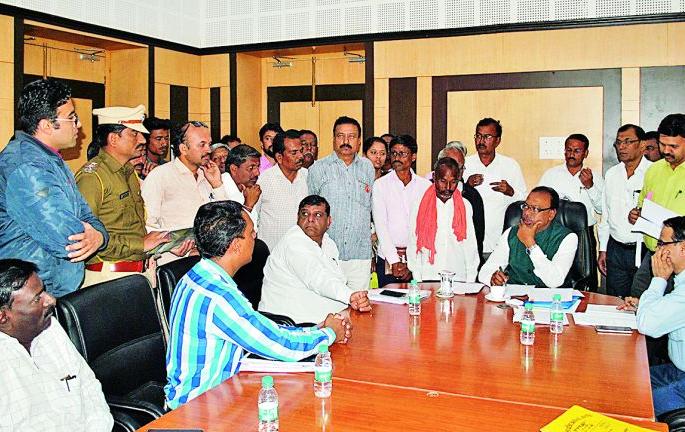 Provide immediate compensation for loss of wild animals to the farmers: Guardian Minister Bawankule | शेतकऱ्यांना वन्यप्राण्यांच्या नुकसानीची तात्काळ भरपाई द्या : पालकमंत्री बावनकुळे Provide immediate compensation for loss of wild animals to the farmers: Guardian Minister Bawankule | शेतकऱ्यांना वन्यप्राण्यांच्या नुकसानीची तात्काळ भरपाई द्या : पालकमंत्री बावनकुळे