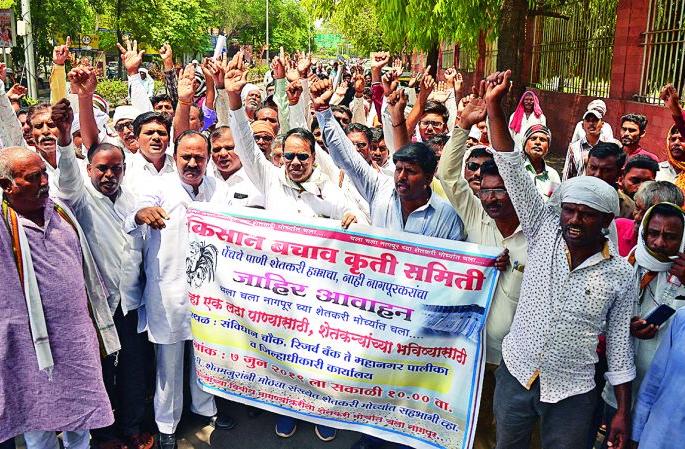 Give Pench dam water to the farmers: Morcha on Collector Office | पेंच धरणाचे पाणी शेतकऱ्यांना द्या : जिल्हाधिकारी कार्यालयावर मोर्चा Give Pench dam water to the farmers: Morcha on Collector Office | पेंच धरणाचे पाणी शेतकऱ्यांना द्या : जिल्हाधिकारी कार्यालयावर मोर्चा