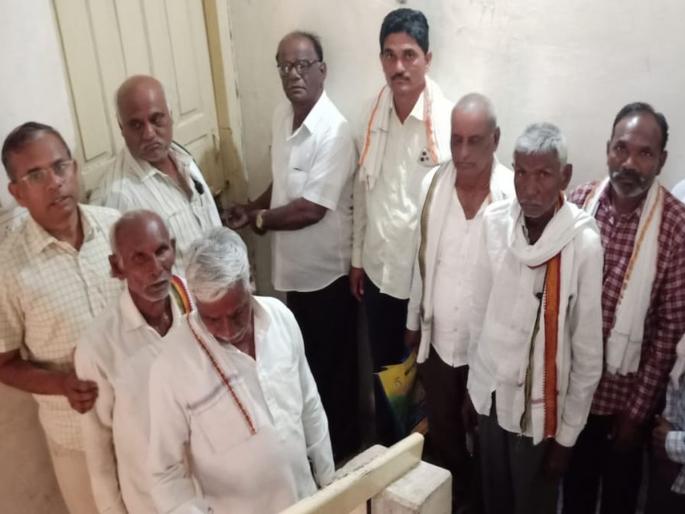 Yavatmal: District bank employees trapped by farmers, anger in Kalamb | Yavatmal: जिल्हा बँक कर्मचाऱ्यांना शेतकऱ्यांनी कक्षात डांबले, कळंब येथे संताप Yavatmal: District bank employees trapped by farmers, anger in Kalamb | Yavatmal: जिल्हा बँक कर्मचाऱ्यांना शेतकऱ्यांनी कक्षात डांबले, कळंब येथे संताप