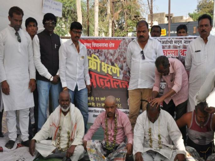 The protesters protested by the farmers protested | मुंडन करून शेतकऱ्यांनी केला शासनाचा निषेध The protesters protested by the farmers protested | मुंडन करून शेतकऱ्यांनी केला शासनाचा निषेध