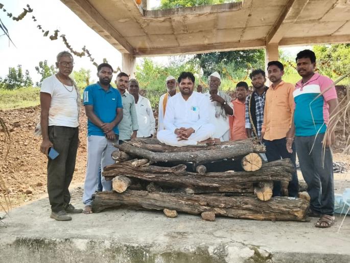 Hingoli: Farmers on hunger strike demanding relief, declaration of wet drought | Hingoli: शेतकऱ्यांना दिलासा द्या, ओला दुष्काळ जाहीर करण्याच्या मागणीसाठी सरणावर उपोषण