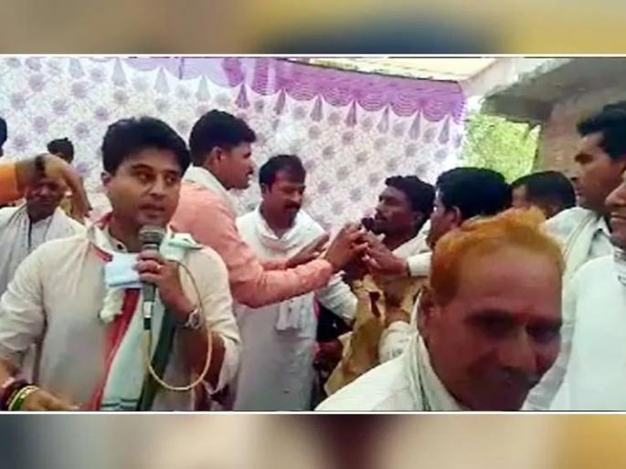 where is farmer loan waiver; police came three time at home; farmer angry on Jyotiditya scindhia | कसली कर्जमाफी झाली, वसुलीसाठी तीनवेळा पोलीस आले; सिंधियांसमोर शेतकऱ्याचा संताप where is farmer loan waiver; police came three time at home; farmer angry on Jyotiditya scindhia | कसली कर्जमाफी झाली, वसुलीसाठी तीनवेळा पोलीस आले; सिंधियांसमोर शेतकऱ्याचा संताप