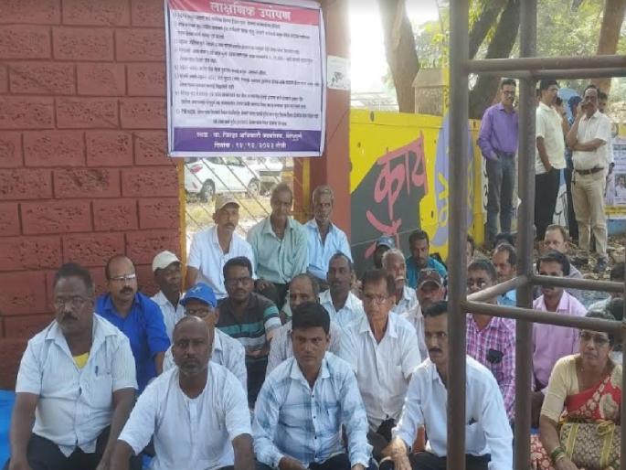 Symbolic hunger strike by farmers in Sindhudurga | सिंधुदुर्गात शेतकऱ्यांनी छेडले लाक्षणिक उपोषण Symbolic hunger strike by farmers in Sindhudurga | सिंधुदुर्गात शेतकऱ्यांनी छेडले लाक्षणिक उपोषण