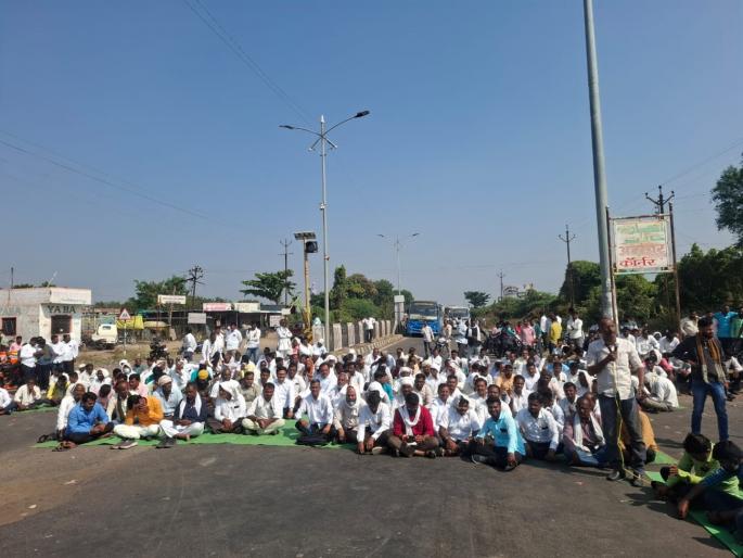 'Give me a rate of Rs 4000'; Sugarcane farmers protest in Pathri, traffic disrupted due to roadblocks | ‘४००० रुपये दर द्या’; पाथरीत ऊस उत्पादक शेतकऱ्यांचा एल्गार, रास्तारोकोमुळे वाहतूक ठप्प