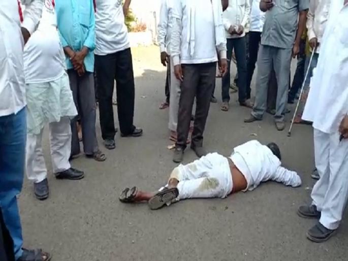 Farmer's attempt to suicide in collector office of jalana | जिल्हाधिकारी कार्यालयात शेतकऱ्याचा आत्महत्याचा प्रयत्न Farmer's attempt to suicide in collector office of jalana | जिल्हाधिकारी कार्यालयात शेतकऱ्याचा आत्महत्याचा प्रयत्न