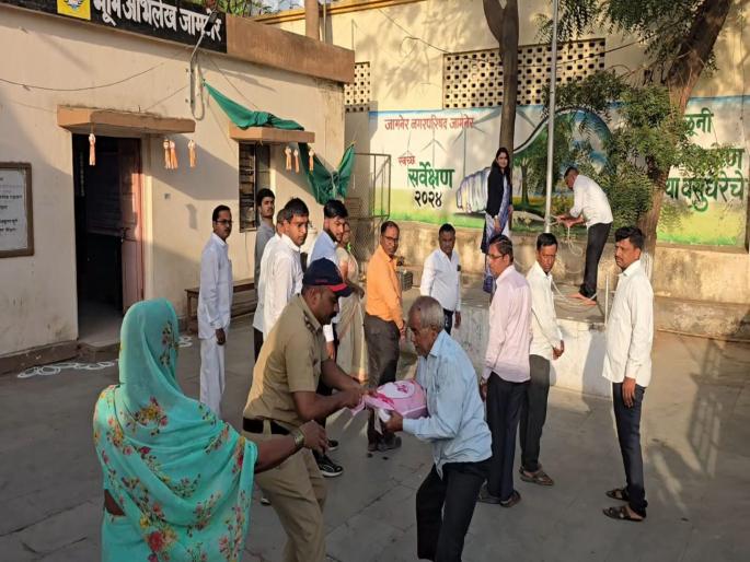 Farmer attempts self-immolation in Jamner on Maharashtra Day; Tired of red tape | महाराष्ट्र दिनी जामनेरात शेतकऱ्याचा आत्मदहनाचा प्रयत्न; लालफितीच्या कारभाराला कंटाळले 