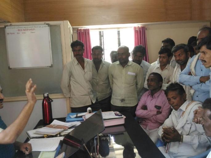 Angry farmer falls on the meager water tank! | संतप्त शेतकरी धडकले लघुपाटबंधारेच्या कार्यालयावर! Angry farmer falls on the meager water tank! | संतप्त शेतकरी धडकले लघुपाटबंधारेच्या कार्यालयावर!