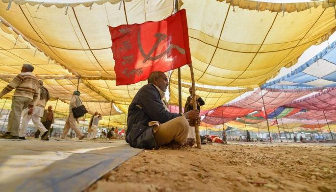 Implement the schemes implemented for the farmers | शेतकऱ्यांसाठी राबवलेल्या योजनांची अंमलबजावणी करावी Implement the schemes implemented for the farmers | शेतकऱ्यांसाठी राबवलेल्या योजनांची अंमलबजावणी करावी