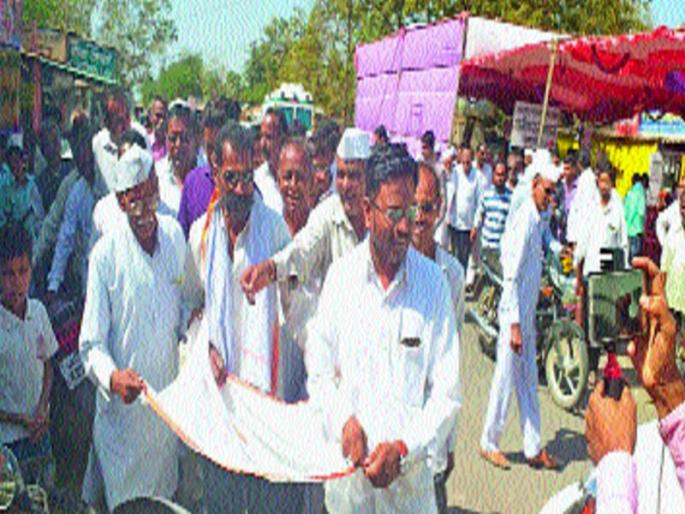 The government of the farmers Rs. 464 Money, Money Order to Chief Minister | शेतकऱ्यांची सरकारला ४६४ रु. भीक, मुख्यमंत्र्यांना मनीआॅर्डर The government of the farmers Rs. 464 Money, Money Order to Chief Minister | शेतकऱ्यांची सरकारला ४६४ रु. भीक, मुख्यमंत्र्यांना मनीआॅर्डर