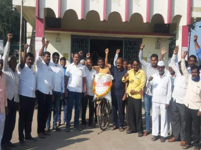 Unique agitation of farmers against rising prices of chemical fertilizers in baramati | रासायनिक खताच्या किंमतीत वाढ; शेतकऱ्यांचे अनोखे आंदोलन; वाहिली खताच्या पिशवीला श्रद्धांजली Unique agitation of farmers against rising prices of chemical fertilizers in baramati | रासायनिक खताच्या किंमतीत वाढ; शेतकऱ्यांचे अनोखे आंदोलन; वाहिली खताच्या पिशवीला श्रद्धांजली
