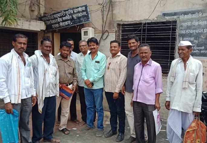 Farmers' in trouble, not get paymet of toor and gram | हरभरा व तूर खरेदीचे पैसे न मिळाल्याने शेतकरी अडचणीत Farmers' in trouble, not get paymet of toor and gram | हरभरा व तूर खरेदीचे पैसे न मिळाल्याने शेतकरी अडचणीत